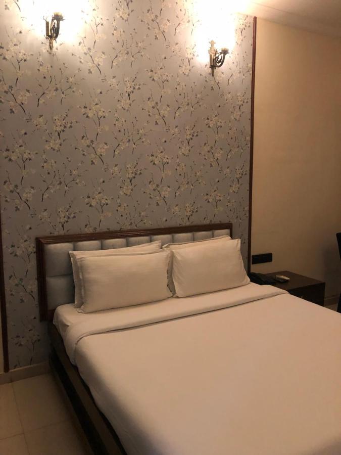 Hotel Royal Regency Bori  Esterno foto