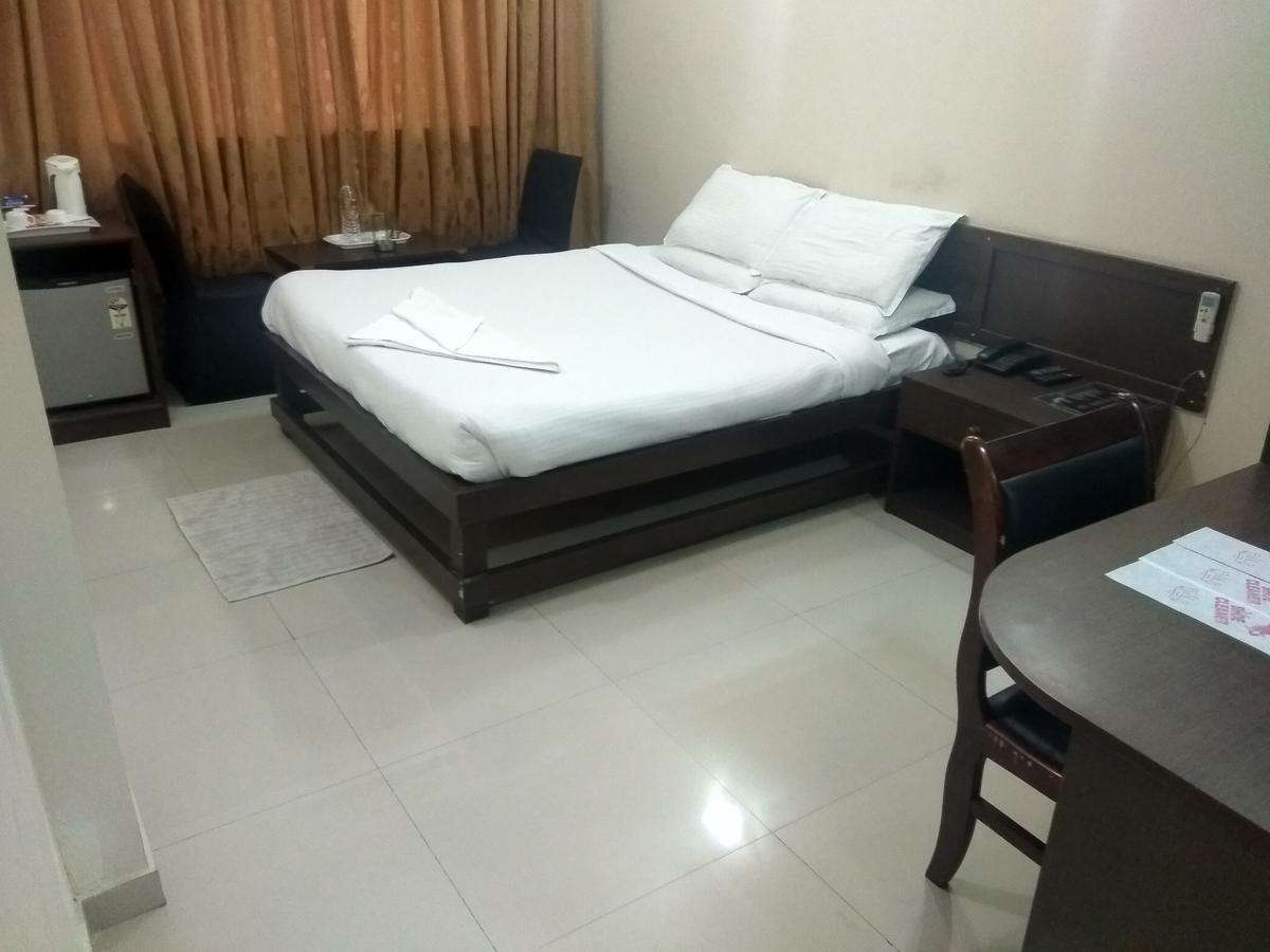 Hotel Royal Regency Bori  Esterno foto